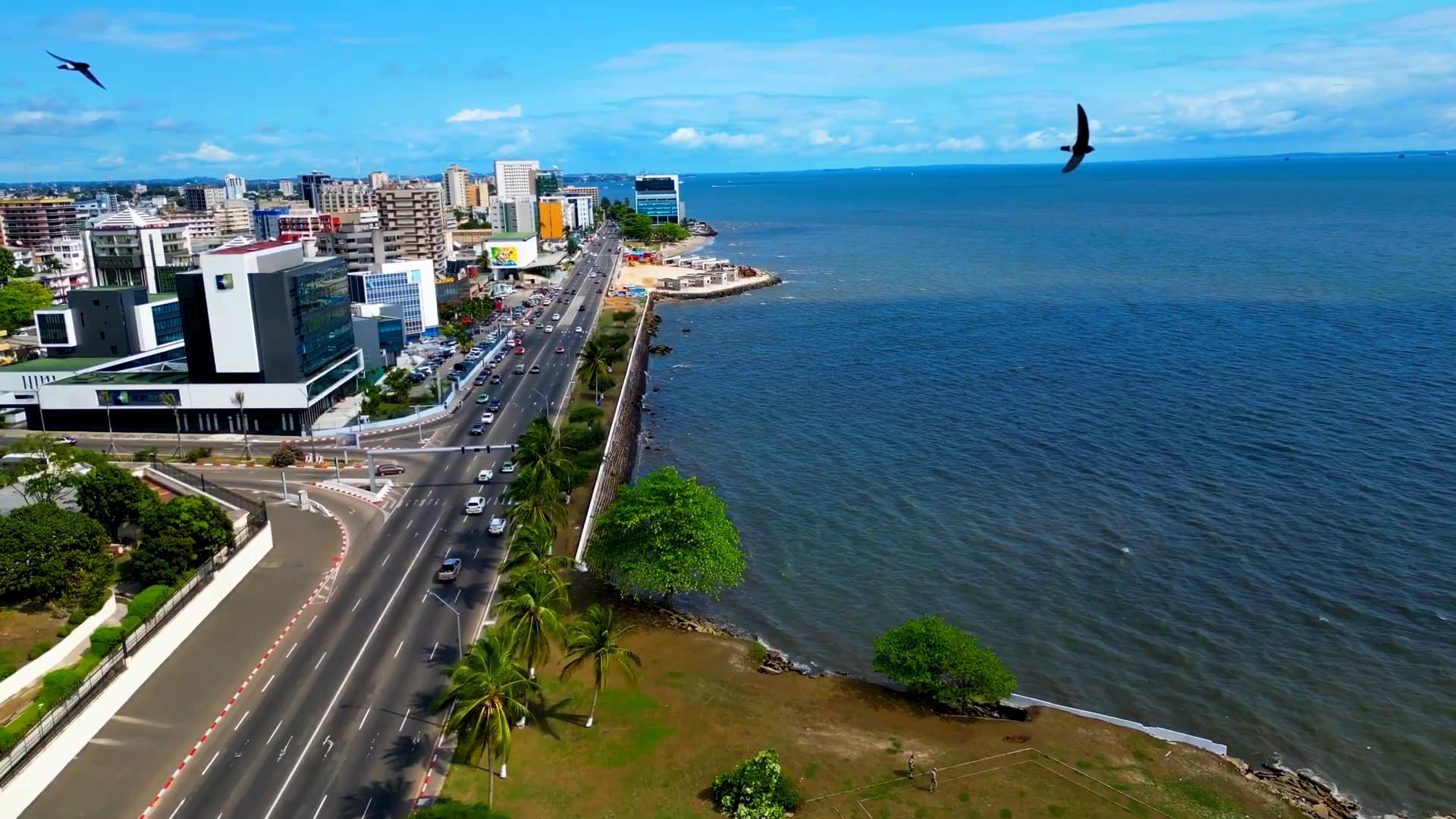 Scène de rue animée à Libreville, Gabon